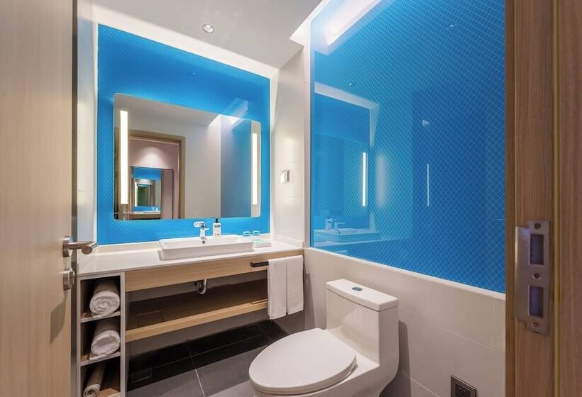 Отель Holiday Inn Express Zhoukou Dancheng, An Ihg