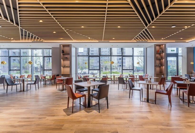 Отель Holiday Inn Express Zhoukou Dancheng, An Ihg