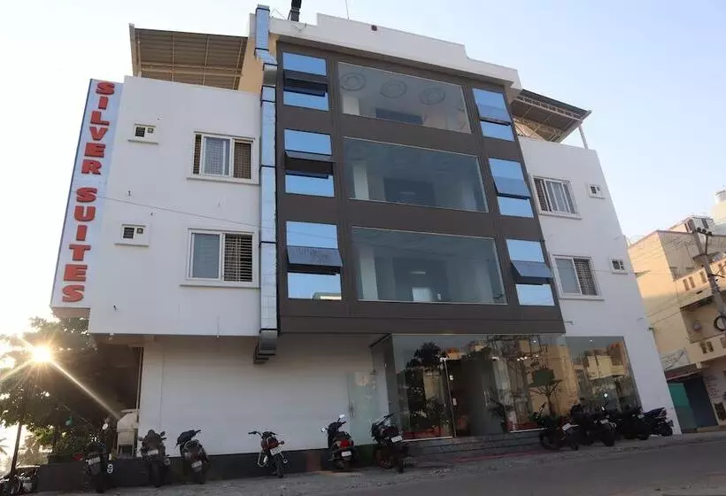 Hotelli Iroomz S Silver Suites