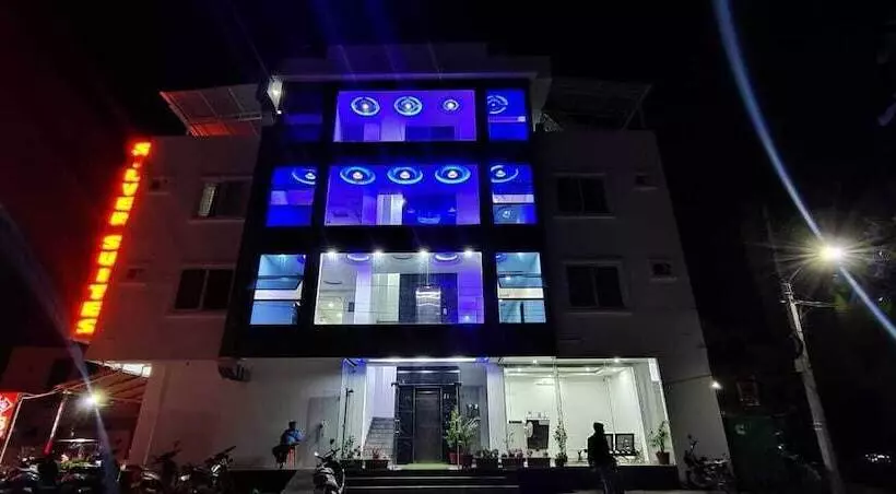 Hotelli Iroomz S Silver Suites