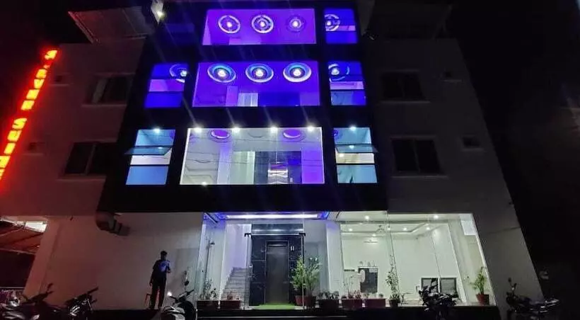 Hotelli Iroomz S Silver Suites