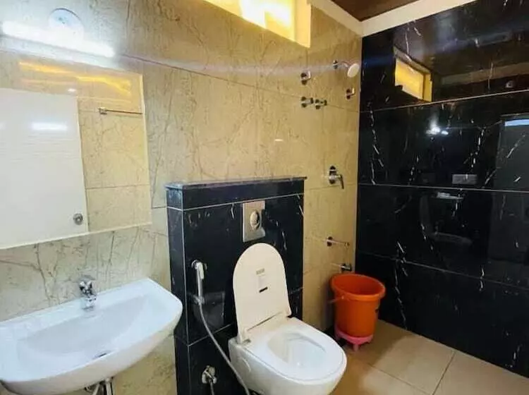 Hotelli Iroomz S Silver Suites