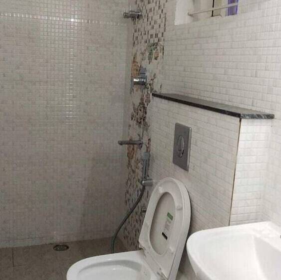 Отель Iroomz S Silver Suites