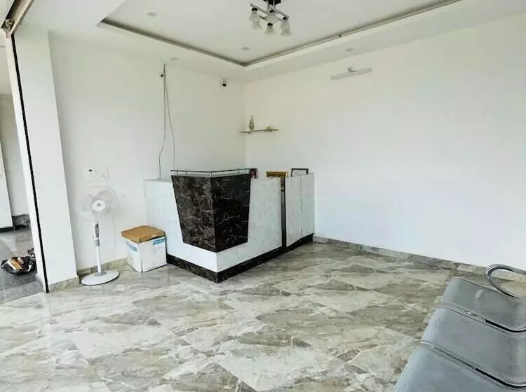Hotelli Iroomz S Silver Suites