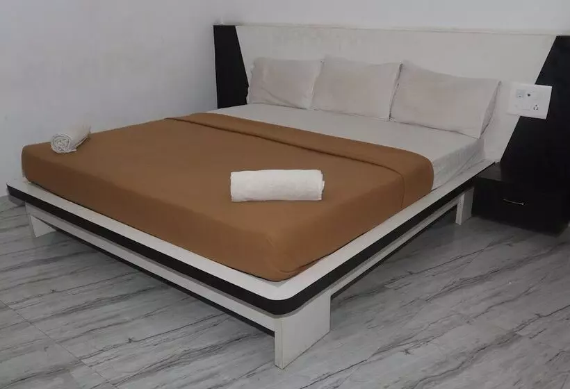 Hotelli Iroomz S Silver Suites