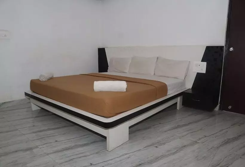 Hotelli Iroomz S Silver Suites