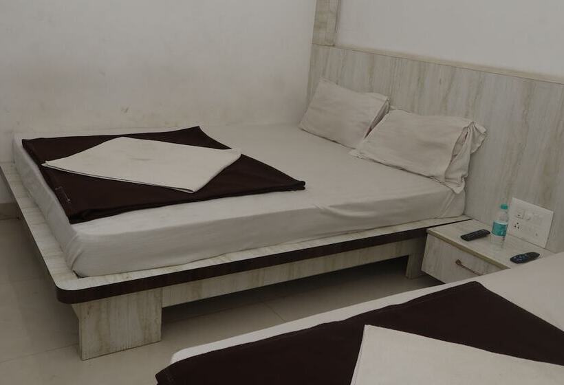 Отель Iroomz S Silver Suites