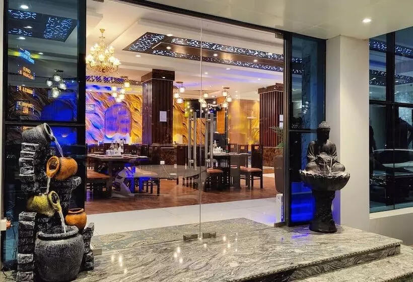 ホテル Mandi Heights   Bar, Fine Dining & Banquet Hall