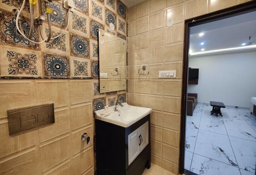 Hotel Mandi Heights   Bar, Fine Dining & Banquet Hall