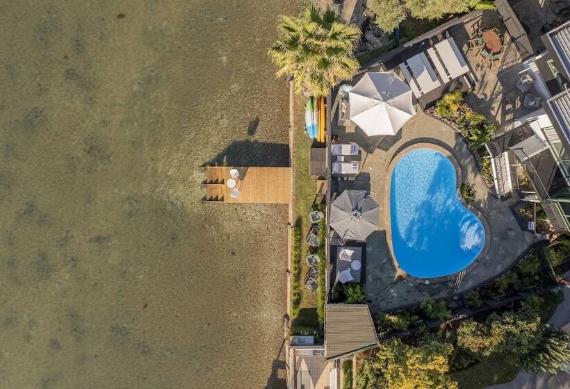 Отель Oceans 88 Whitianga Coastal Accommodation Suites