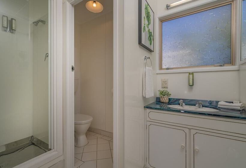 Отель Oceans 88 Whitianga Coastal Accommodation Suites