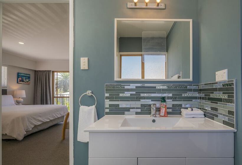 Отель Oceans 88 Whitianga Coastal Accommodation Suites