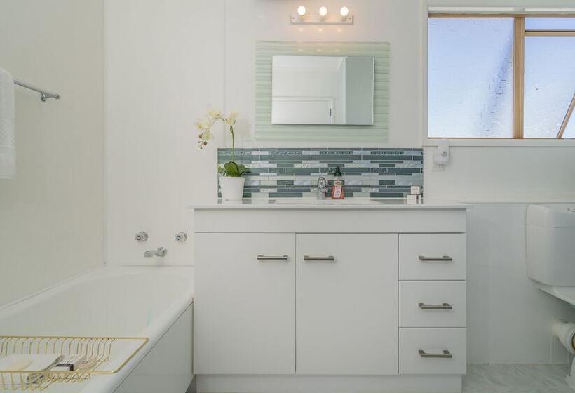 Отель Oceans 88 Whitianga Coastal Accommodation Suites