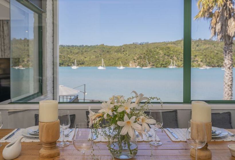 Отель Oceans 88 Whitianga Coastal Accommodation Suites