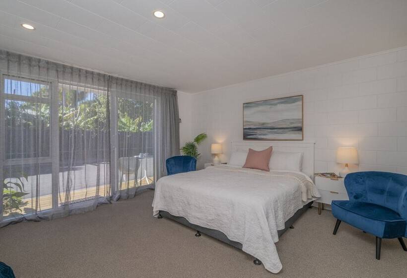 Отель Oceans 88 Whitianga Coastal Accommodation Suites