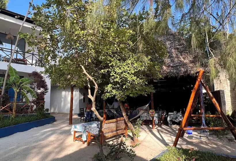 Hotelli Nungwi Beach Front