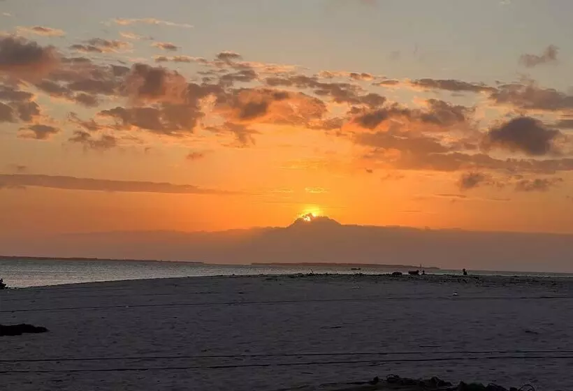 Hotelli Nungwi Beach Front