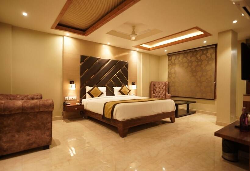 The Golden Crown Hotel Banquet & Cafe