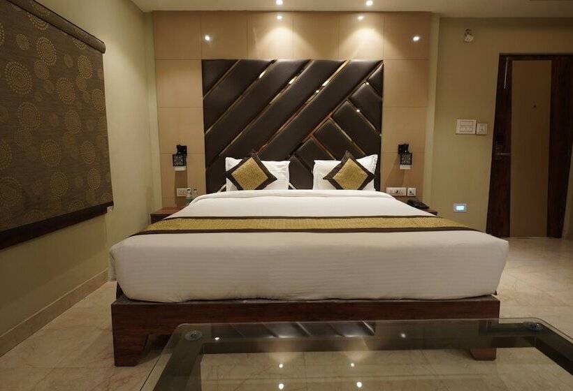 The Golden Crown Hotel Banquet & Cafe