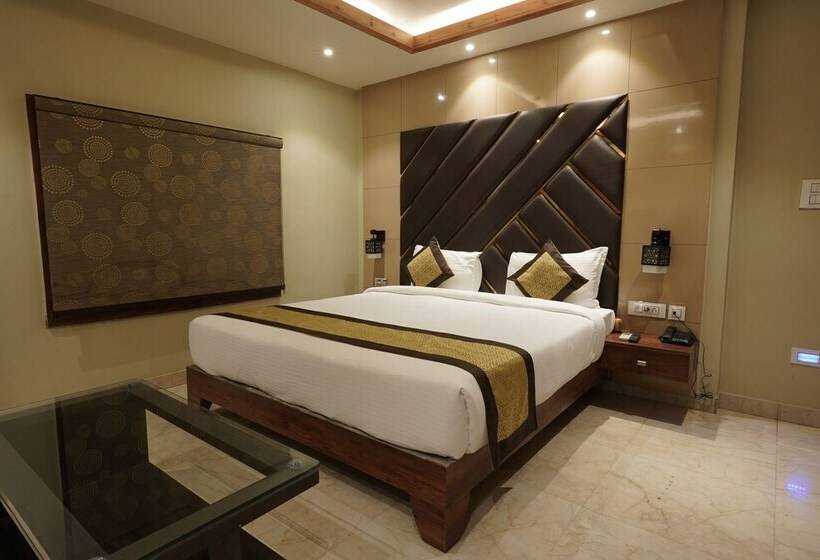 The Golden Crown Hotel Banquet & Cafe