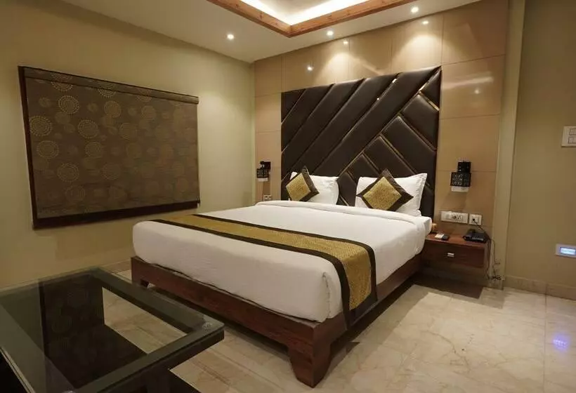 The Golden Crown Hotel Banquet & Cafe