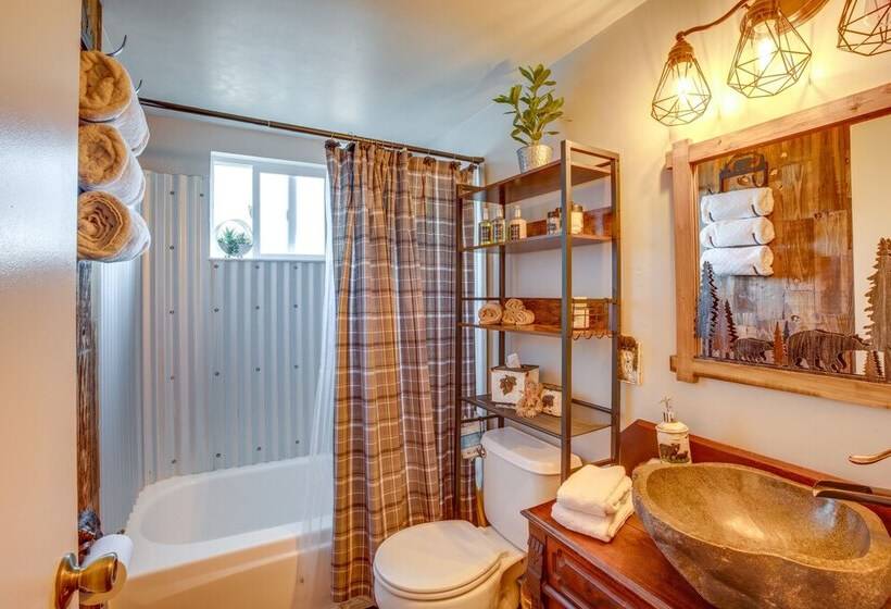 Hot Tub, Deck & View: Peaceful Arnold Cabin!