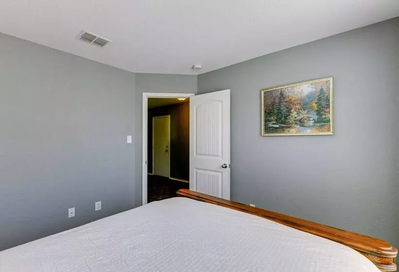 Beautiful San Antonio Home W/ 75 Tv & King Bed