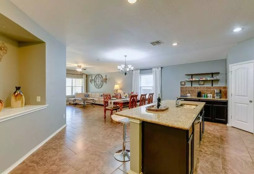 Beautiful San Antonio Home W/ 75 Tv & King Bed