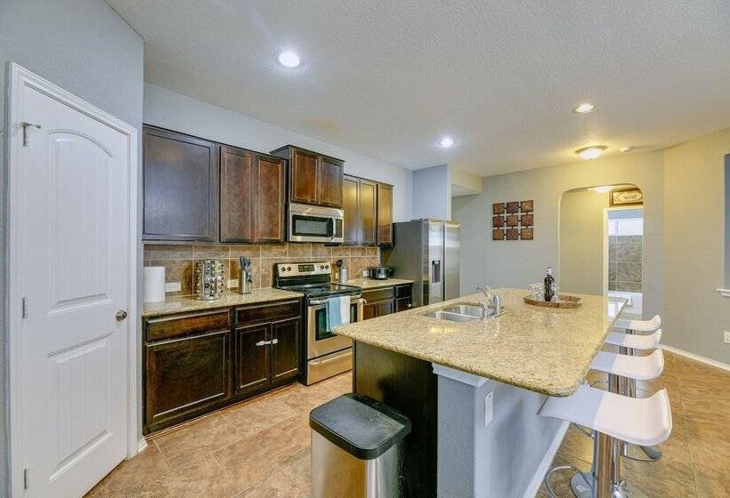 Beautiful San Antonio Home W/ 75 Tv & King Bed