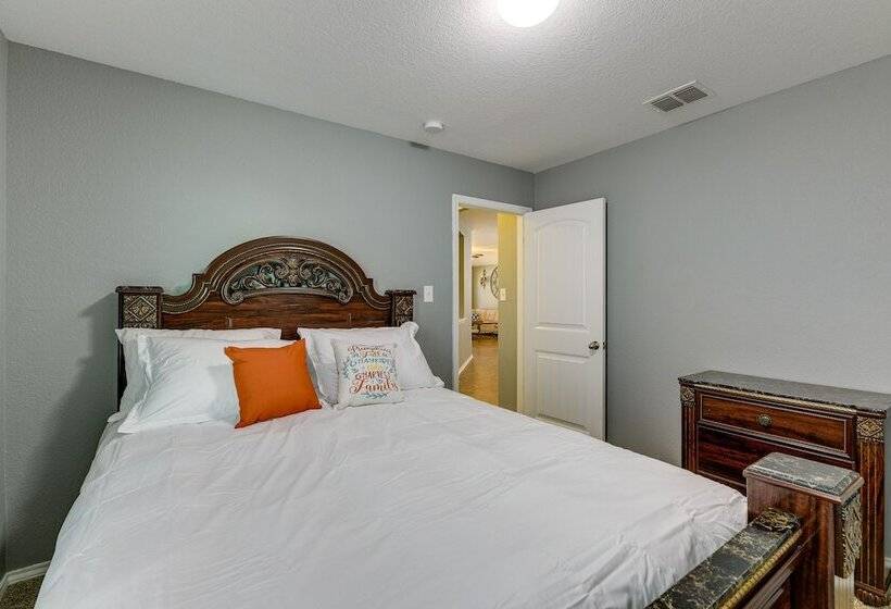 Beautiful San Antonio Home W/ 75 Tv & King Bed