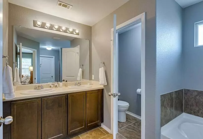 Beautiful San Antonio Home W/ 75 Tv & King Bed