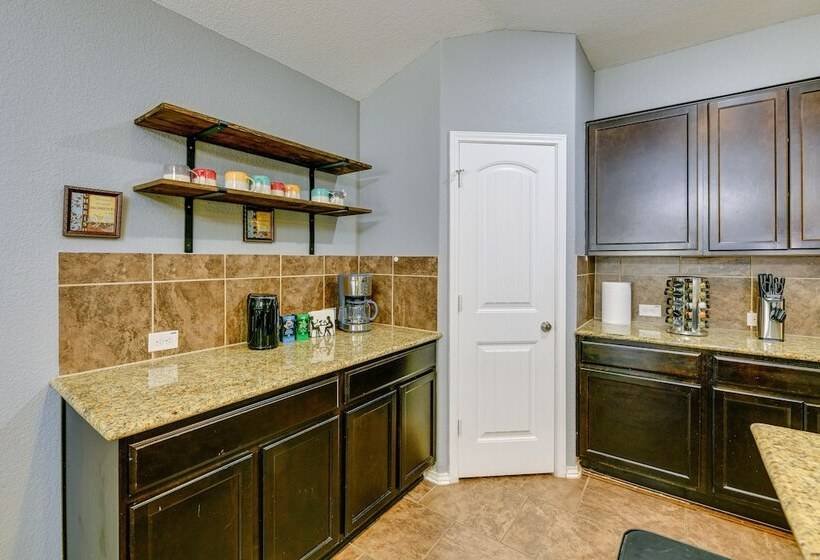 Beautiful San Antonio Home W/ 75 Tv & King Bed