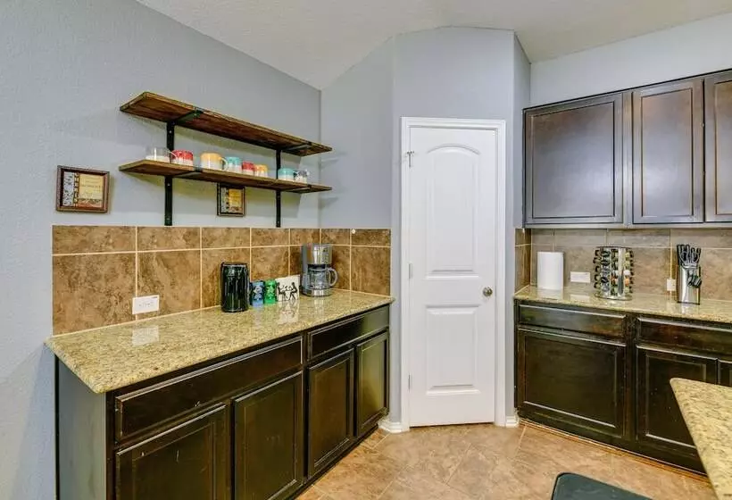 Beautiful San Antonio Home W/ 75 Tv & King Bed