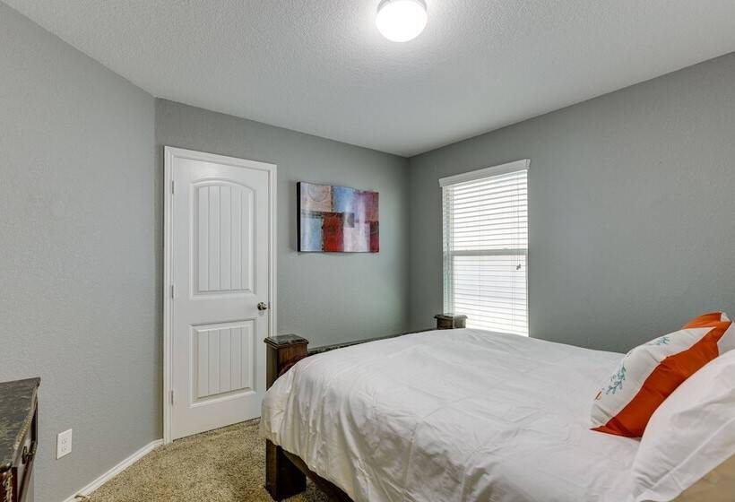 Beautiful San Antonio Home W/ 75 Tv & King Bed