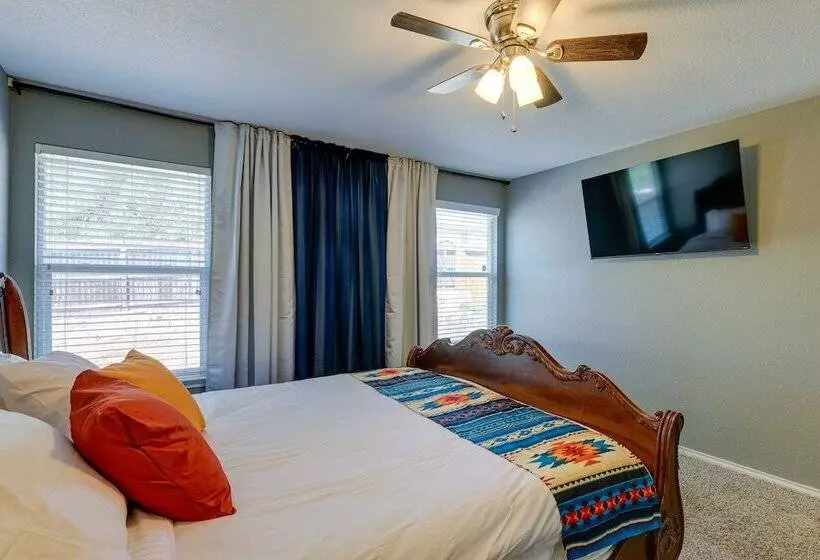 Beautiful San Antonio Home W/ 75 Tv & King Bed