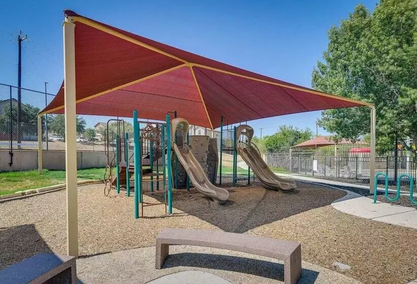 Beautiful San Antonio Home W/ 75 Tv & King Bed