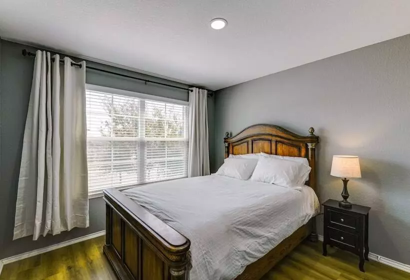 Beautiful San Antonio Home W/ 75 Tv & King Bed