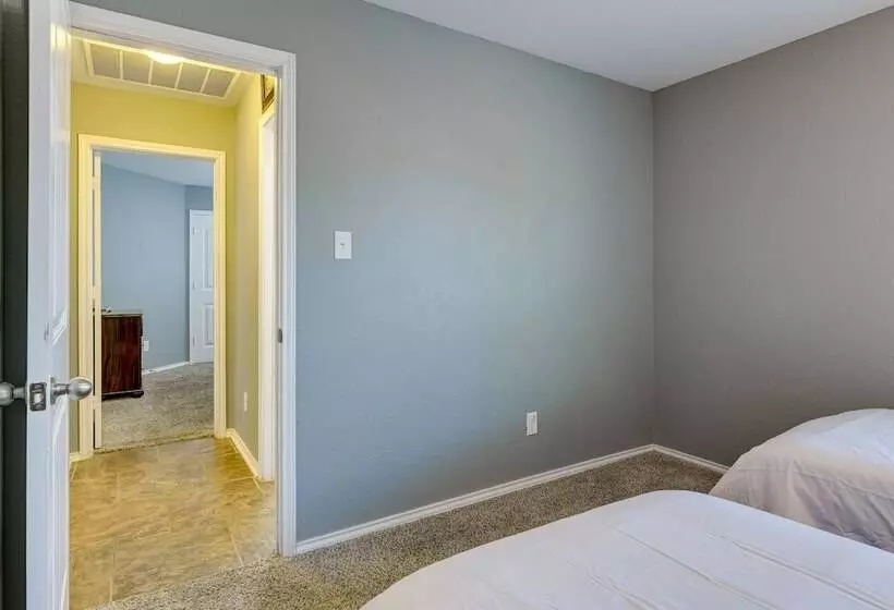 Beautiful San Antonio Home W/ 75 Tv & King Bed