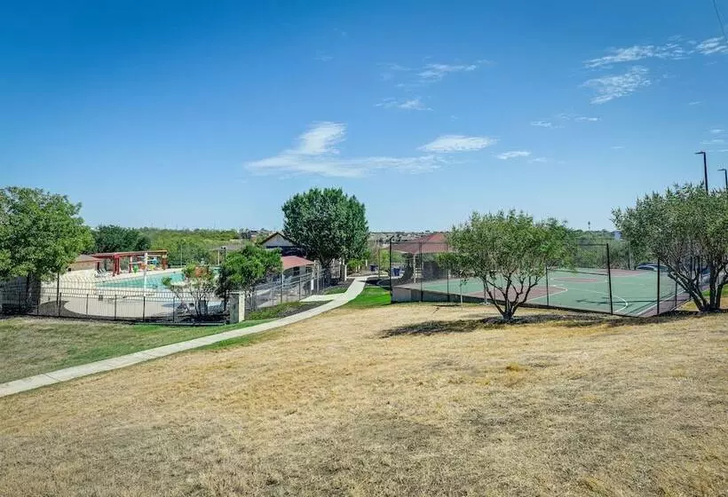 Beautiful San Antonio Home W/ 75 Tv & King Bed