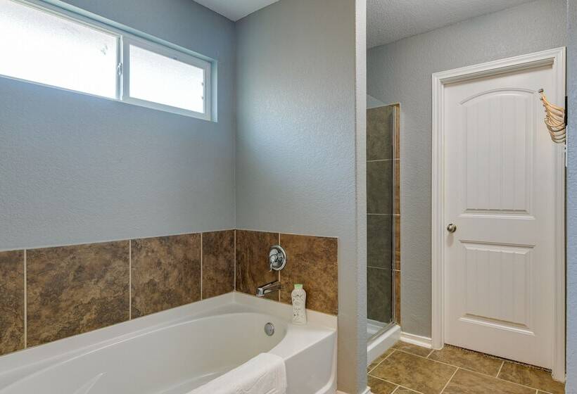 Beautiful San Antonio Home W/ 75 Tv & King Bed