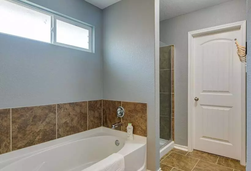 Beautiful San Antonio Home W/ 75 Tv & King Bed