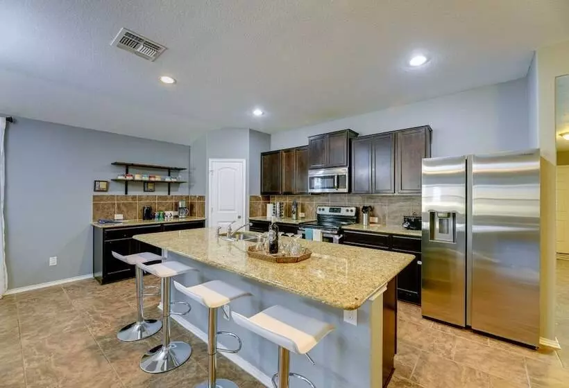 Beautiful San Antonio Home W/ 75 Tv & King Bed