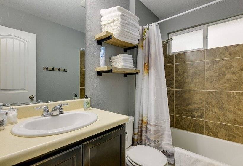 Beautiful San Antonio Home W/ 75 Tv & King Bed