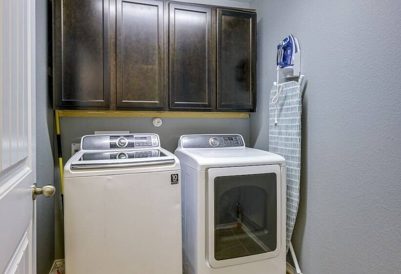 Beautiful San Antonio Home W/ 75 Tv & King Bed