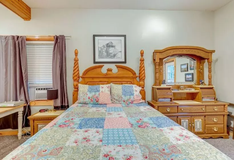 Bradford Lake House W/ Dock: Near Wineries!