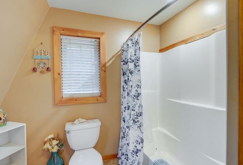 Bradford Lake House W/ Dock: Near Wineries!