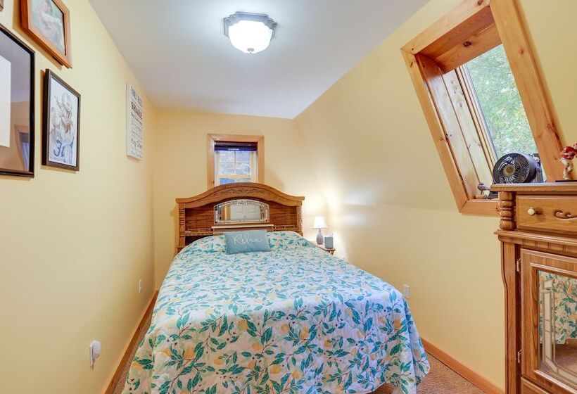 Bradford Lake House W/ Dock: Near Wineries!