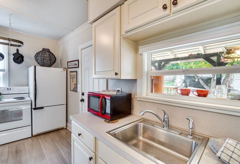 Charming Ellensburg Cottage W/ Private Outdoor Bar