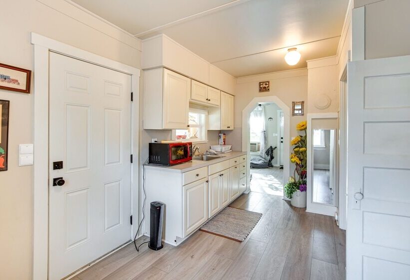 Charming Ellensburg Cottage W/ Private Outdoor Bar