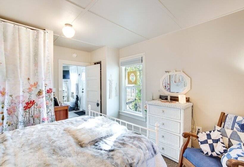 Charming Ellensburg Cottage W/ Private Outdoor Bar